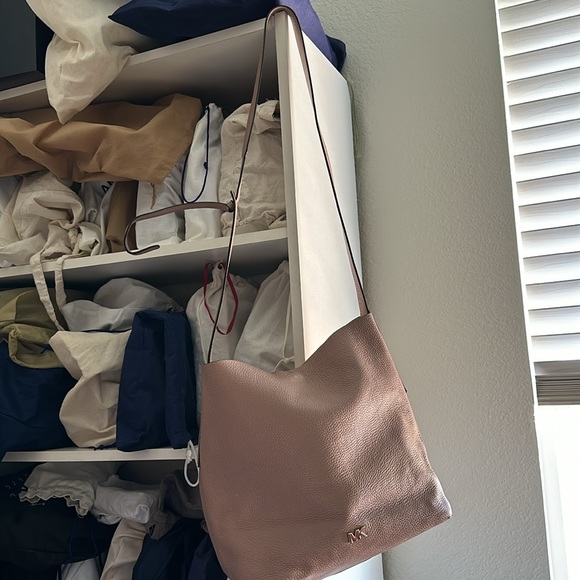 Michael kors crossbody hobo dusty pink/mauve color - Picture 5 of 7